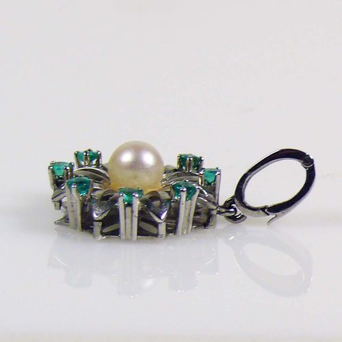 Null Ciondolo 14ct cG; set con 8 piccoli smeraldi e perla coltivata centrale; ci&hellip;