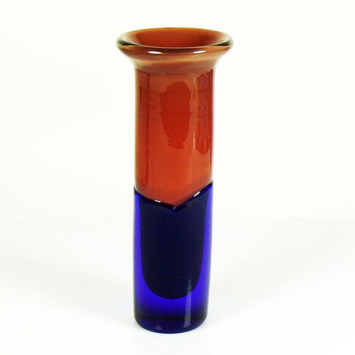 Null 花瓶（20世纪）圆体，有突出的颈部；厚壁，无色玻璃，有深玫瑰色和蓝色的底色；高：26厘米；长：9厘米；未损坏