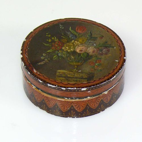 Null 象牙盖盒（19世纪上半叶）圆形；壁上涂有红/棕色调的金色；盖子上有彩色画的花束，放在底座上的花瓶里；长：6.5厘米；高：2.5厘米