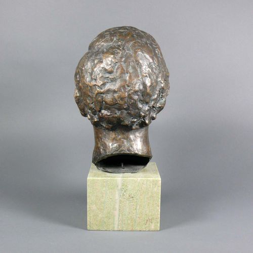Null Tête d'homme en bronze (début XXe s.) sur une base carrée en pierre ; monog&hellip;