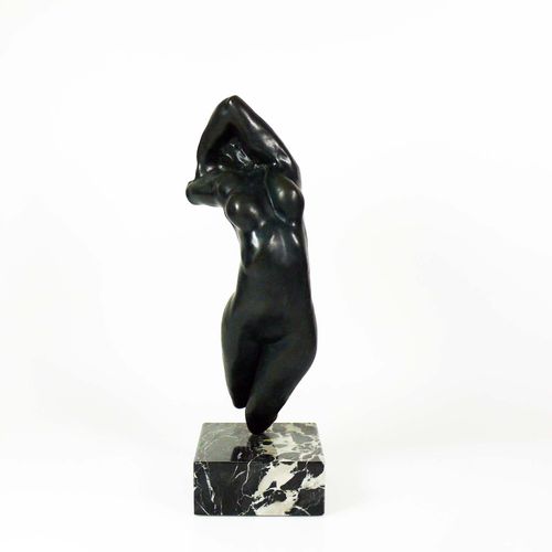 Null 女性裸体(20世纪)青铜，深色的铜锈；在深色大理石底座上；背面有未解释的一字形印章；高：共48.5厘米；高：底座6.5厘米
