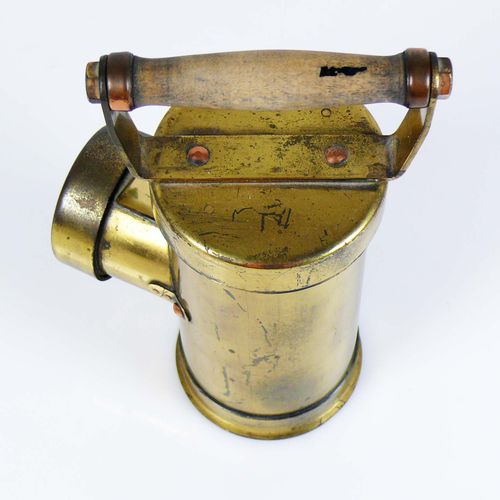 Null 英国坑道灯（19/20世纪）The CEAG INSPECTION LAMP；铜质灯身，木质提手；高：22厘米