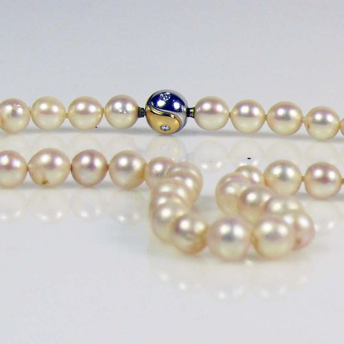 Null Collier de perles fermoir boule en 14ct WG et GG ; serti de 4 des 5 brillan&hellip;