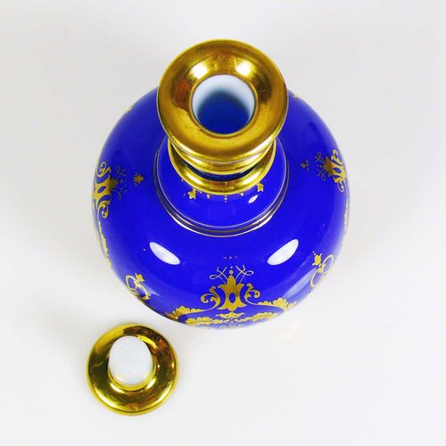 Null 玻璃杯 (19世纪) 球体，双珠筒颈，平盖；乳白色_玻璃蓝，覆以花纹，环状金饰；珠环和盖子镀金；高: 18厘米；未损坏；状况非常好