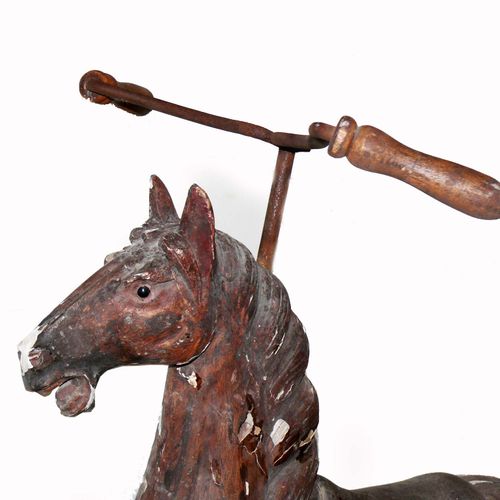 Null Dreiradpferd (um 1900) braun gefasster Holz-Pferdekörper mit Fassungsverlus&hellip;