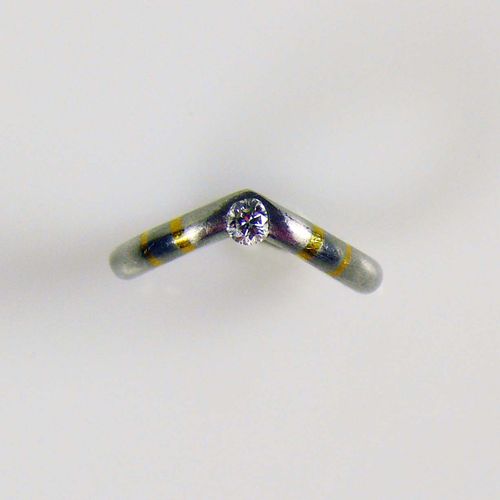 Null 铂金950女士戒指；镶嵌1颗约0.20克拉的明亮式切割钻石；约W-VS；现代弧形镶嵌；11克；戒指尺寸55.5
