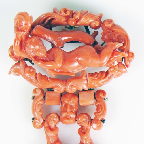 Null 新艺术风格装饰的珊瑚手镯；扣子上有花框中的躺着的小人；带子上有相匹配的装饰；扣子和支架为8ct GG（测试）；长：20厘米；宽：4.5厘米