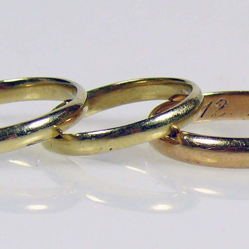 Null 3 div. Wedding rings each 14ct GG; div. Sizes; together 8,16g