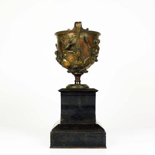 Null 装饰花瓶（19世纪），在一个黑色的高石质底座上，花瓶形的瓶身有J形的弧形叶子把手；在墙的正面和背面雕刻着一个女性或男性半人马，有普提和弓/加兰装饰；高&hellip;