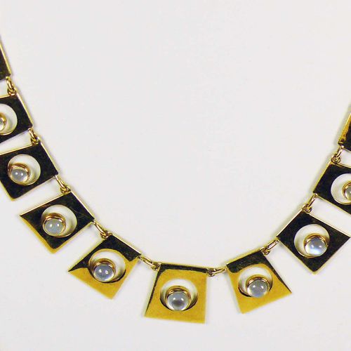 Null 18ct GG项链；镶有月光石；装饰如前。项目；53,7克；长：45厘米；珠宝商Sperl, Waldshut；与之前的项目相匹配。