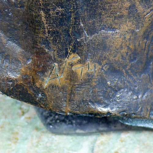 Null Tête d'homme en bronze (début XXe s.) sur une base carrée en pierre ; monog&hellip;