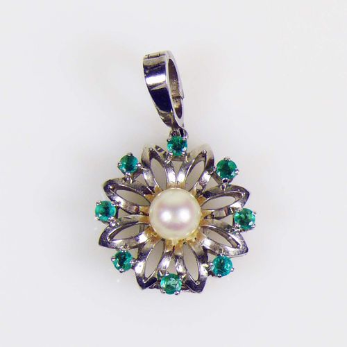 Null Pendant 14ct WG; set with 8 small emeralds and central cultured pearl; clip&hellip;