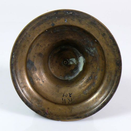 Null 烛台（可能是德国的，17世纪） 黄铜；压扁的球形，带有圆盘轴（裂纹）；高：16厘米