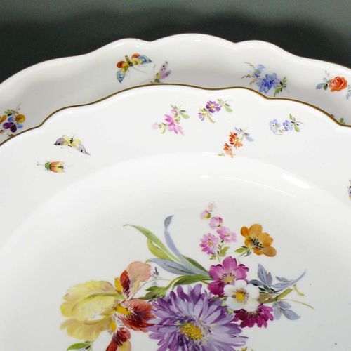 Null 餐具（迈森，约1900年）装饰：花和昆虫；装饰编号4a；有波浪形的金边；bl.剑印，第一选择；所有的作品都处于非常好的状态，没有损坏；包括：24个餐盘&hellip;