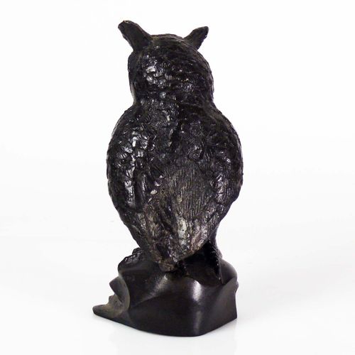 Null 猫头鹰（20世纪上半叶）站在一个自然主义的底座上；青铜，有深色光泽；高：19.5厘米