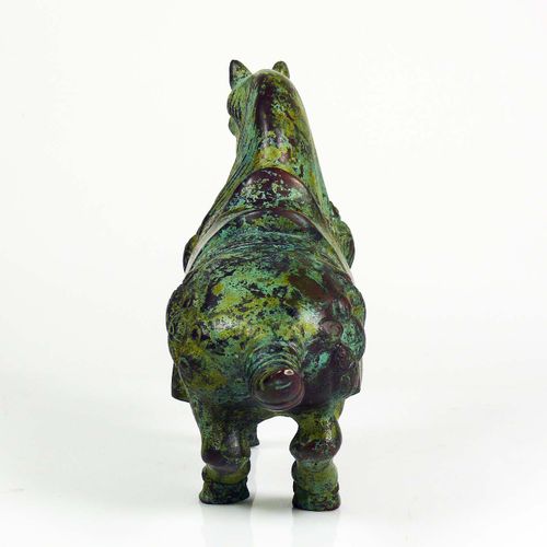 Null 马（中国，可能是唐朝（937-975）的立马；青铜，有绿色的铜锈；前腿翘起；高：20.5厘米；长：约22厘米；出处：私人收藏 康斯坦茨湖