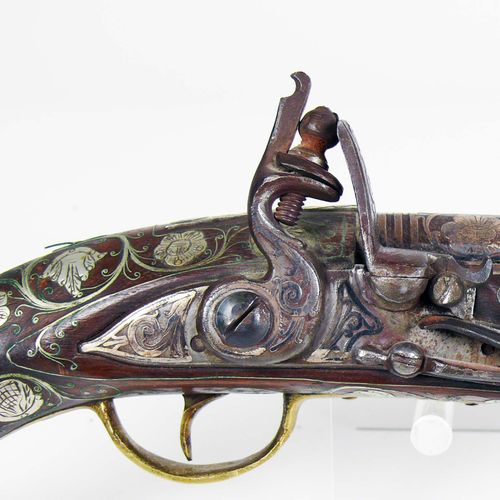Null 燧发枪（可能是法国，约1750年），镶嵌着丰富的银饰；配件上刻着花纹；总体状况良好；不用于军事用途；可能是为军官/贵族制作的；长：55厘米
