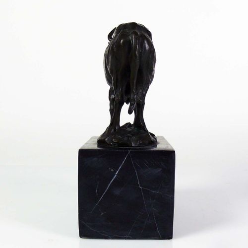 Null Milo (Francia, s. XX) ''Vaca de pie''; bronce, patinado oscuro; sobre base &hellip;