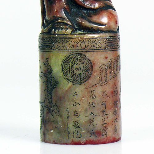 Null 印章（中国，大概19世纪）在圆柱形底座上；后者刻有山水，装饰有佛像；石头；印章底座上刻有；h: 10 cm