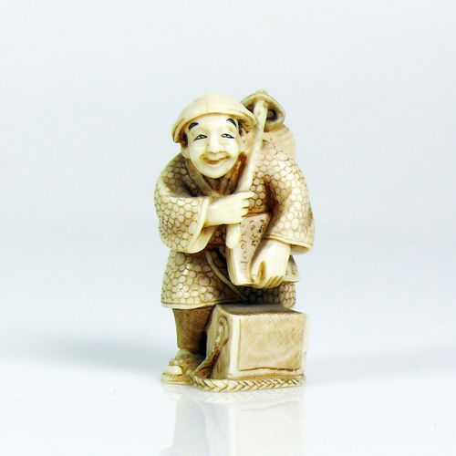 Null Netsuke（日本，约1900年）背着水容器的站立人；象牙；高：5厘米；底座下方有 "A "的签名。