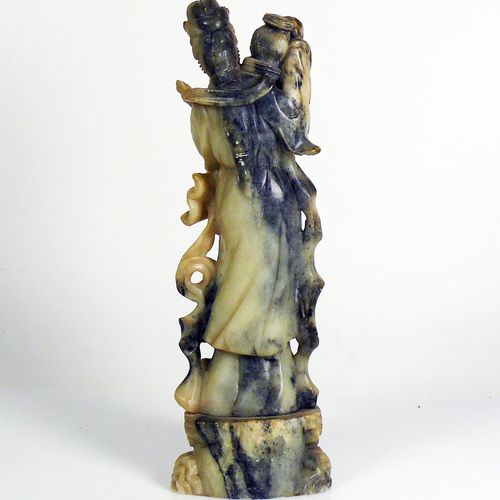 Null Standing woman with jug on a flower decorated base; soapstone; h: 36,5 cm