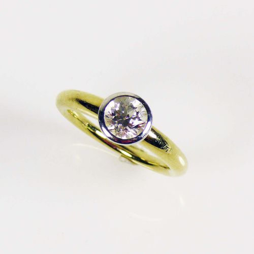 Null 单颗钻石戒指18ct GG；轨道上印有未解释的制造商标记；1颗老式切割的单颗钻石约1.0ct，约W-VS，用WG镶嵌；5.5g；戒指尺寸53.5