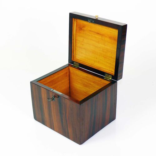 Null Cofre (s. XIX) de madera dura; en forma de cubo; tapa con decoración de páj&hellip;