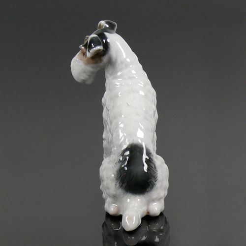 Null Terrier (Rosenthal, 1ª mitad del siglo XX) en posición sentada; diseño: M. &hellip;