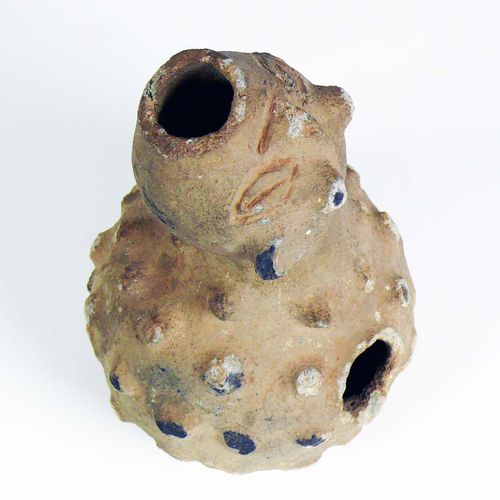 Null 钮扣器（约12-16世纪）类似花瓶的器皿（赤土），壁上有圆形的开口；四周布满钮扣；可能是杰内（尼日尔，马里三角洲）；高度：22厘米；出处：私人收藏 康&hellip;