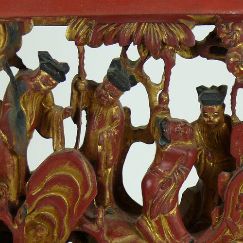 Null 寺庙雕刻（中国，约1900年），雕有各种人物的浮雕；红色和金色的漆；38 x 24.5 x 5厘米