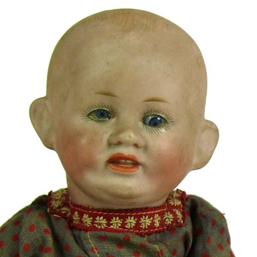 Null 婴儿娃娃(Franz Schmidt & Co, 1910) 瓷质头部，涂有眼睛和嘴唇；混合质量的身体；旧衣服；脖子后面标有：F.S. & Co 12&hellip;