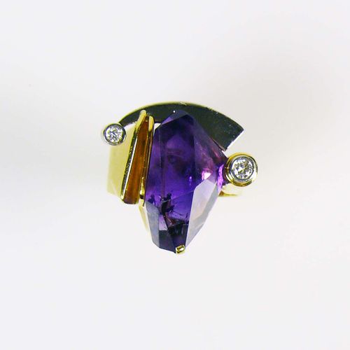 Null 18ct GG and WG女士戒指；镶有切割紫水晶；侧面有2颗钻石，1颗约0.10ct，1颗约0.05ct；戒指尺寸58；16g；内侧头部有金匠的作&hellip;