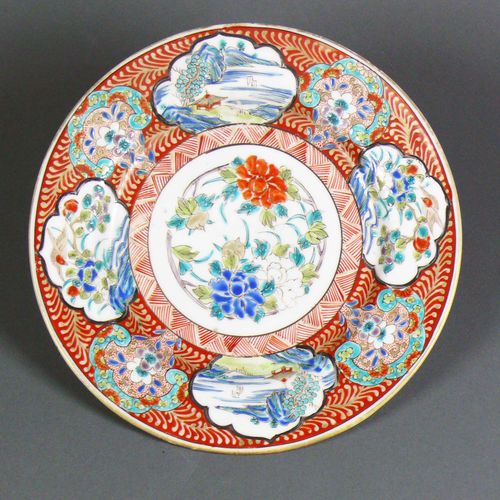 Null 盘子（日本，伊万里，约1840年）花和风景画；多色珐琅；背面有签名；未损坏；直径：21厘米；附有1980年从威斯巴登de Beisac购买的证明。