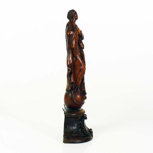Null Marie (XVIIIe s.) en bois, sculptée en plein cintre ; debout sur un globe a&hellip;