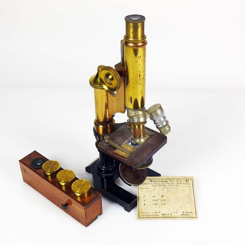 Null 莱茨显微镜（1904年）铸造/黄铜；有4个额外的目镜；有：Wetzlar原始产品卡，日期是1904年7月26日；显微镜编号76381；高度：31厘米