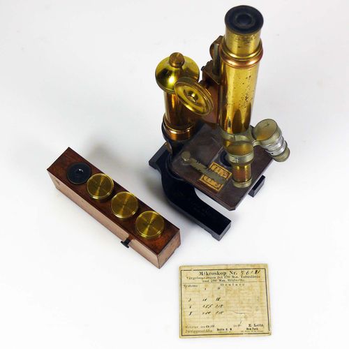 Null 莱茨显微镜（1904年）铸造/黄铜；有4个额外的目镜；有：Wetzlar原始产品卡，日期是1904年7月26日；显微镜编号76381；高度：31厘米