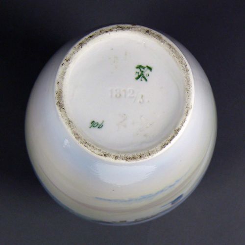 Null 花瓶（Metzler & Ortloff，约1910年）周围，有女人在通往房子的路上的风景画；釉下；未损坏；高：24厘米；长：5.5厘米；底部有绿色墨&hellip;