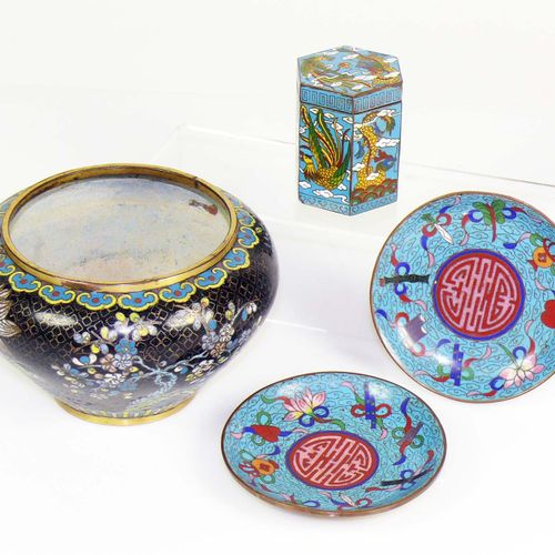 Null 景泰蓝小品（中国） 六角形龙纹盒，高：6厘米，一对小盘子，长：9.5厘米，一个花瓶，黑底花纹，带插梳；高：9厘米