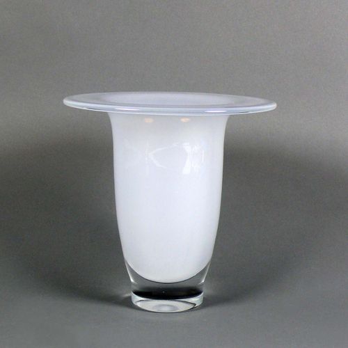 Null Vase (2.H.20.Jh.) Milchglas; ausschweifender Rand; Bodenunterseite monogram&hellip;