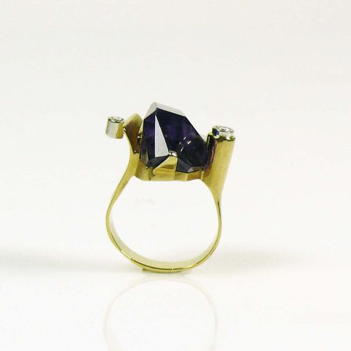 Null Damenring 18ct GG und WG; besetzt mit geschliffenem Amethyst; seitlich 2 Br&hellip;