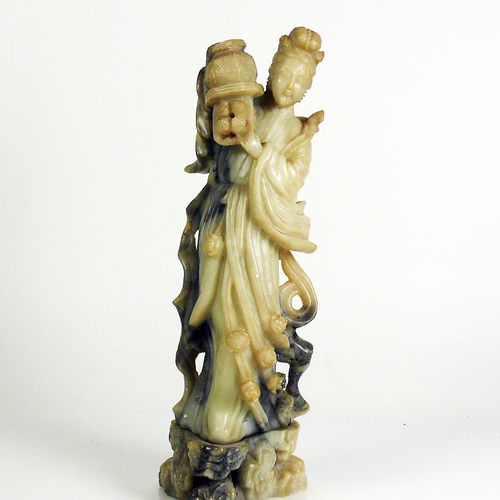 Null Standing woman with jug on a flower decorated base; soapstone; h: 36,5 cm