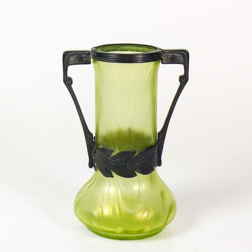 Null 新艺术派花瓶（20世纪初）浅绿色-黄色五彩玻璃；带金属支架；未损坏；高：20,5厘米