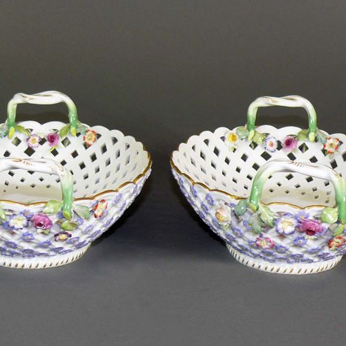 Null 2 ornamental bowls (Meissen, c. 1900) of oval form with pierced banner and &hellip;