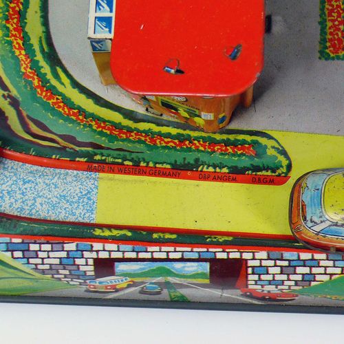 Null TECHNOFIX铁路（1960年左右）彩色平版印刷金属板；2个车厢的铁路可通过钥匙升降机移动；14 x 47 x 19厘米；还有：SCHUCO车库与&hellip;