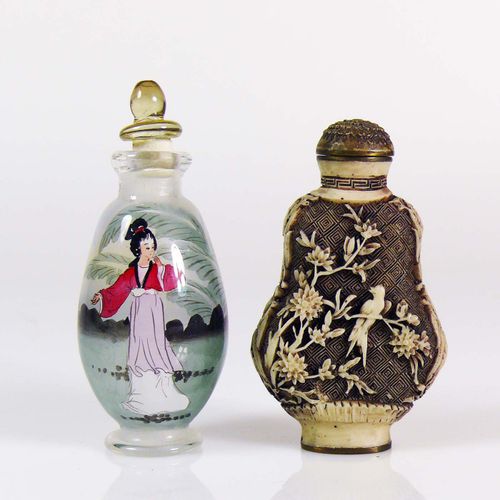Null 2个鼻烟壶 1个玻璃杯，上面有彩色绘画的风景人物装饰；1个陶瓷器，上面有浮雕。花和鸟的装饰；高：7.8厘米