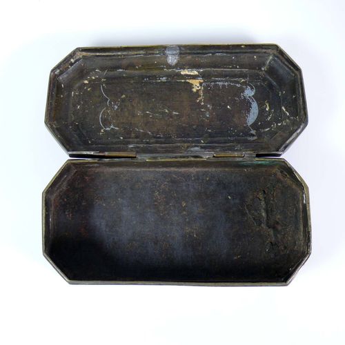 Null 盖盒（可能是荷兰，17/18世纪） 黄铜盒体；四周装饰有花卉图案；长方形，有斜角；7.5 x 22 x 10.5厘米