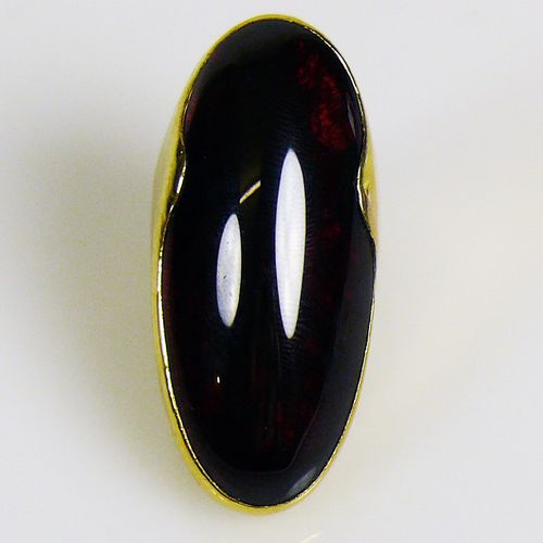 Null 黑貂皮女士戒指（1978年）18ct GG；大量镶嵌有椭圆形的红色闪亮宝石；底部有签名和日期。1978年；21,3克；戒指尺寸为56号黑檀木