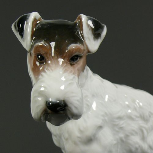 Null Terrier (Rosenthal, prima metà del 20° secolo) in posa seduta; disegno: M. &hellip;