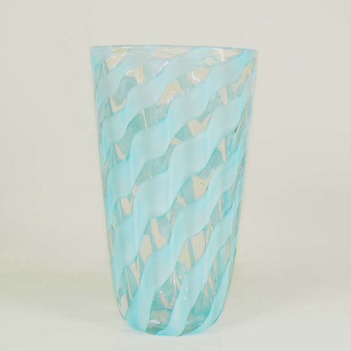 Null 花瓶（20世纪）椭圆体；无色玻璃；壁上有浅蓝色的对角线带；32,5 x 18,5 x 13,5厘米；未损坏