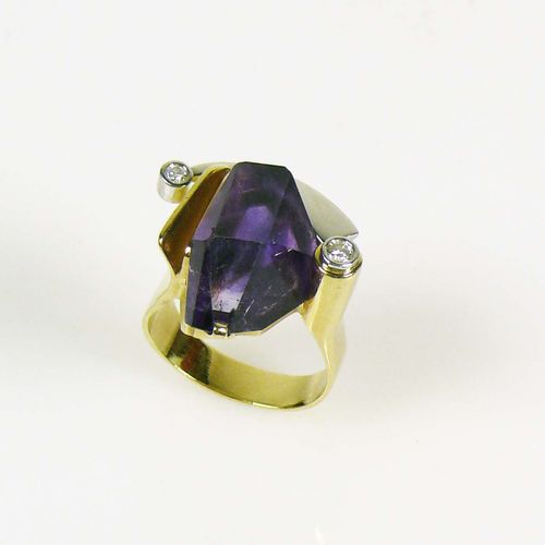 Null 18ct GG and WG女士戒指；镶有切割紫水晶；侧面有2颗钻石，1颗约0.10ct，1颗约0.05ct；戒指尺寸58；16g；内侧头部有金匠的作&hellip;